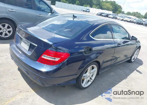 2013 Mercedes-Benz C 250 z USA, uszkodzony, nr VIN WDDGJ4HB9DF979566